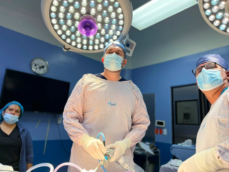 Dr Alejandro Lopez Cirujano General en el quirofano Queretaro